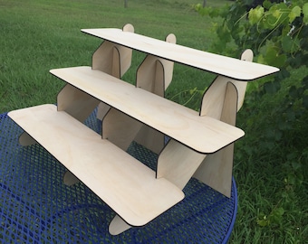 Estantería de madera de tres niveles con soporte adicional