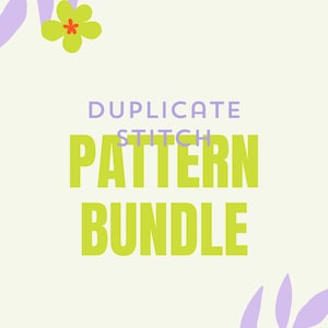 Può includere: Una grafica con uno sfondo verde chiaro e accenti floreali viola e verdi. Il testo recita "Duplicate Stitch Pattern Bundle" in grassetto, lettere verdi. Le informazioni sul copyright recitano "© 2025 Wild and Free Knits | All Rights Reserved".