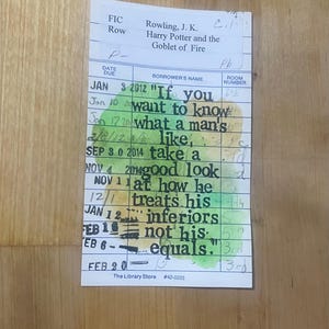 以下が含まれることがあります： J.K.ローリング著「ハリー・ポッターと炎のゴブレット」の古い図書館カード。カードには手書きのメモがあり、「男がどんな人間か知りたければ、彼が対等な人間ではなく、部下をどう扱っているかを見よ」という引用句が書かれています。
