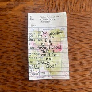 Może przedstawiać: Karta biblioteczna w stylu vintage z tekstem "No problem is so big or so complicated that it can't be run away from!" nadrukowanym na delikatnym zielono-różowym tle akwarelowym, z kolumnami na datę zwrotu i nazwisko wypożyczającego.