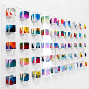 Grote kunst aan de muur. 3D-installatie, handgeschilderde acrylblokjes. Geometrische wandsculptuur.  Gedurfd doorschijnend kubusdecor. Kies je kleuren!