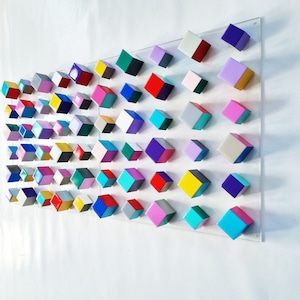 2 BASES 24x24 Arte mural de madera. Escultura mural. Arte 3D. Arte mural geométrico y moderno de madera. Cubos pintados a mano con resina en la parte superior. ©