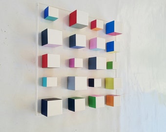 Arte de parede em madeira 3D: cubos de resina coloridos em painel de acrílico