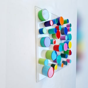 Handgeschilderde houten cilinder muurkunst: kleurrijke 3D-sculptuur