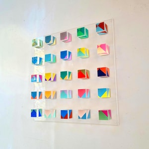 Cubos transparentes pintados a mano. Bloques decorativos para pared, arte cúbico translúcido 3D. Arte geométrico audaz. Cubos acrílicos sobre panel de vidrio de lucita.