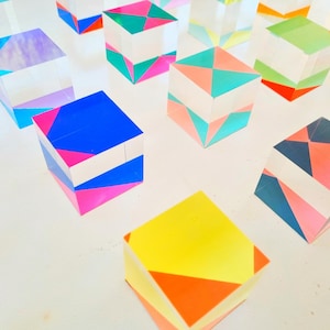 Confezioni di cubi acrilici trasparenti dipinti a mano in 3D da parete con colori vivaci. Scegli il numero di cubi e i colori. Scultura da parete pop art.