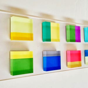 Handgeschilderde kubuskunst: acrylblokken op plexipaneel. Geometrisch 3D-ontwerp