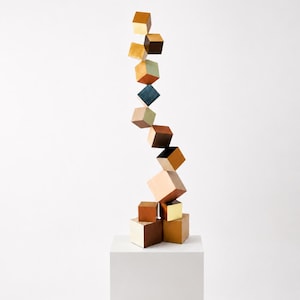 ニュートラルカラーの木彫り。3Dアート。モダンな装飾に最適なデザイン。ミニマルな装飾。