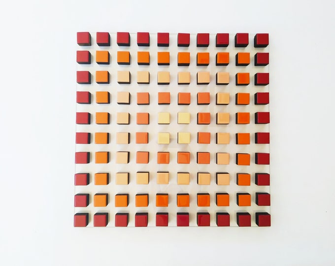 Original and unique work in wood with resin.© Each cube is a brilliant little work of art. Hand painted in gradient color grid layout