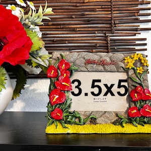 Marco de fotos Aloha Hawaii de 3.5x5 pulgadas con diseño floral tropical, anturios rojos y flores amarillas. Ideal como recuerdo o regalo.