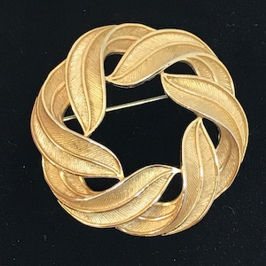 Broche vintage Trifari con corona de hojas doradas / Firmado "TM" / Pin circular texturizado de los años 80 y 90 / Regalo clásico para ella