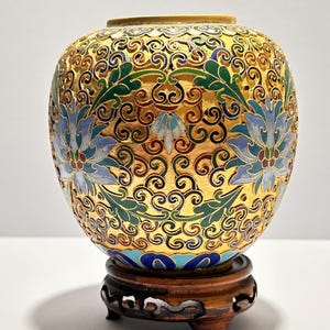 Vintage chinesische mehrfarbige flache Cloisonné Emaille Ingwer Glas mit Holz verzierten Ständer - Floral Blättern Lotus -Gold Grün Blau