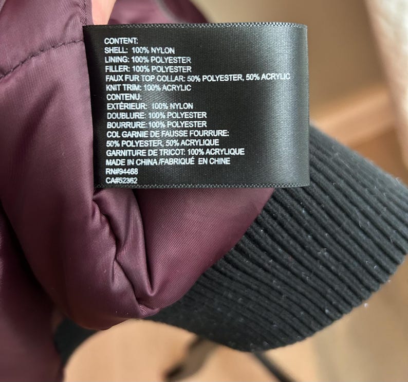 Puede incluir: Una taza de cer&aacute;mica blanca con un asa negra y el texto "But First, Coffee" en negro, con una fuente de estilo manuscrito. La taza est&aacute; sobre una superficie blanca.