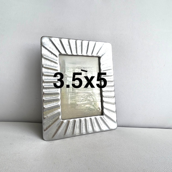 Lovely silver metal Art Deco picture frame 3.5"x5" - Modern Elegant photo frame made in Taiwan -glazed Aluminum tabletop photo frame