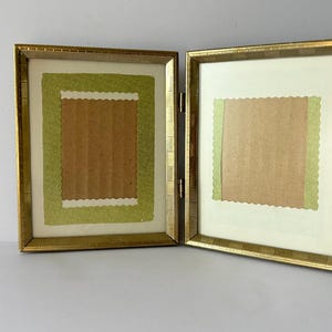 Marco de fotos plegable de latón repujado estilo vintage de los años 70, 10 x 13 cm, con bisagras, ideal para escritorio o mesa. Marco de mediados de siglo con cristal antirreflejo.