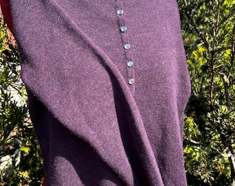 Suéter de lana merino italiana de lujo color ciruela para mujer, talla M, punto morado, Henley, cristales, botones delanteros, suave, merino.
