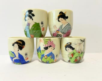 Tazas de té japonesas vintage con diseño de geishas, 5 cm (2") – Juego de 5 diseños surtidos. Figuras de geishas pintadas a mano en porcelana Yunomi – Arte tradicional del kimono.