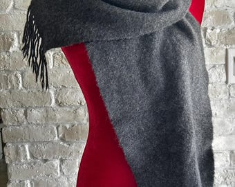 Bufanda de lana gris Eurkea de diseñador vintage Eurkea Kasmir, acabado cepillado suave y lujoso, tono gris sólido clásico, ligera y cálida.