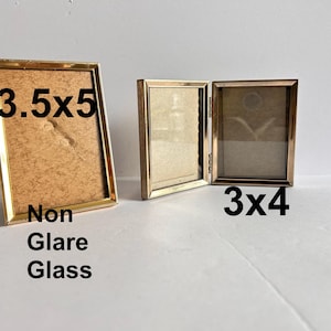 Marco de fotos pequeño vintage de metal dorado de 8,9 x 12,7 cm, vidrio antirreflejo, marco de dos vías, bisagras de 7,6 x 10 cm, marco vertical doble, tono latón clásico.