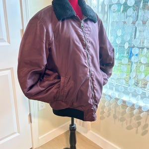 Puede incluir: Una taza de cer&aacute;mica blanca con un asa negra y el texto "But First, Coffee" en negro, en negrita. La taza est&aacute; sobre una superficie blanca.