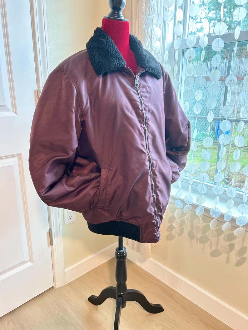 Puede incluir: Una taza de cer&aacute;mica blanca con un asa negra y el texto "But First, Coffee" en negro, en negrita. La taza est&aacute; sobre una superficie blanca.