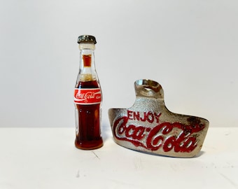 Juego de minibotellas de Coca-Cola vintage y abridor de botellas de metal para pared / Coleccionable de Coca-Cola / Decoración de bar / Cueva del hombre / Recuerdos de refrescos / Regalo para coleccionistas