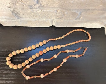 Collares vintage de cuentas de terracota talladas, estilo tribal bohemio, con cuentas de arcilla en tonos tierra.