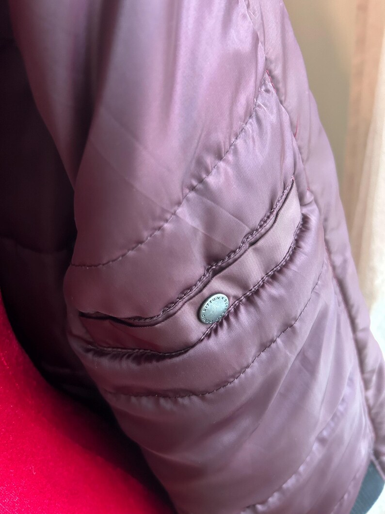 Puede incluir: Un juego de tres cuencos apilables de cer&aacute;mica en tonos azul, verde y blanco. Los cuencos presentan un esmalte moteado y un dise&ntilde;o sencillo y moderno. El cuenco m&aacute;s grande tiene aproximadamente 15 cm de di&aacute;metro.