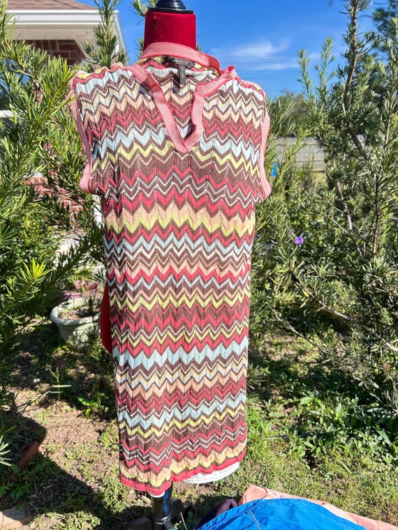 Silk Knit Chevron Dress Zigzag Multicolor Sleeveless Knee-length Dress Boho Chic Designer V-neck with contrast striped trim Dress Size L