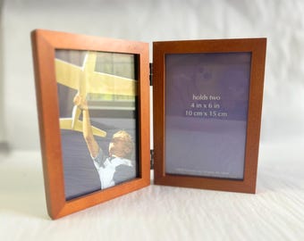 Double Hinged Wood Picture Frame 4x6, Folding Photo Frame, Cherry Finish Dual Picture Frame, Tabletop Family Wedding Frame Gift