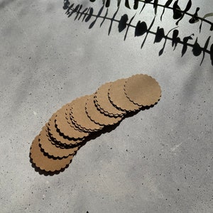 50 etiquetas de presente, etiquetas, etiquetas de preço, etiquetas penduradas, etiquetas de vendas DIY, naturais, etiquetas de venda, ø2,8 cm, ø3,8 cm, ø5,08 cm, ø6,35 cm, borda ondulada