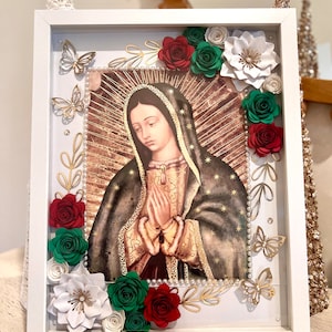 12x15 Cuadro de La Virgen de Guadalupe con flores de papel