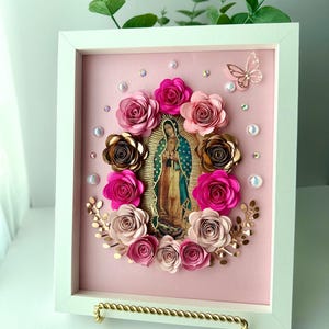 9x11 Cuadro de la Virgen de Guadalupe con flores de papel rosadas