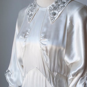 Vintage 1930er Rayon Satin Brautkleid mit Perlendesign
