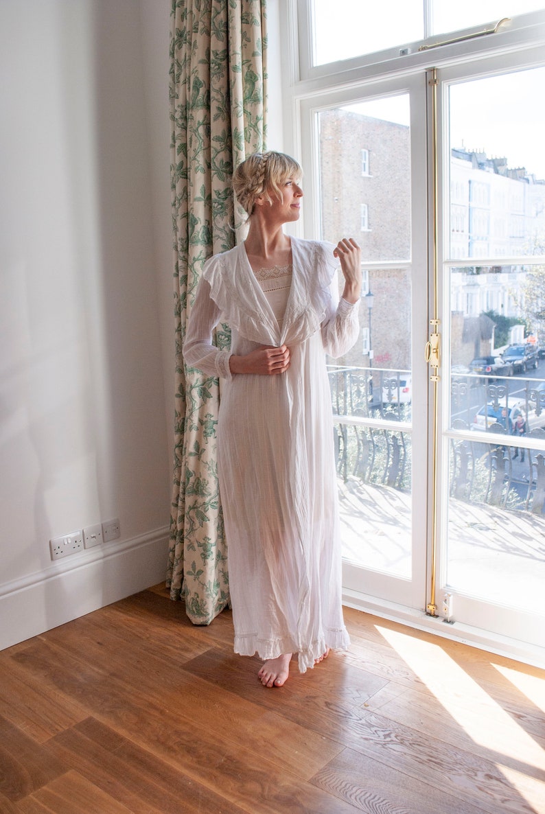 Antique 1900/'s Embroidered Lawn Cotton Frill Collar Robe