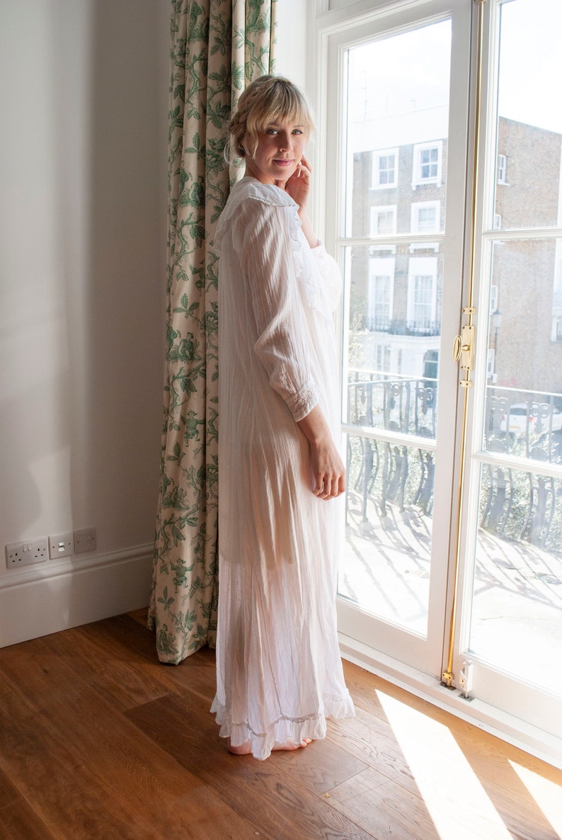 Antique 1900/'s Embroidered Lawn Cotton Frill Collar Robe