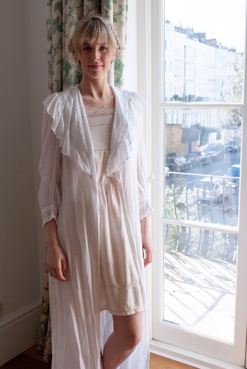 Antique 1900/'s Embroidered Lawn Cotton Frill Collar Robe