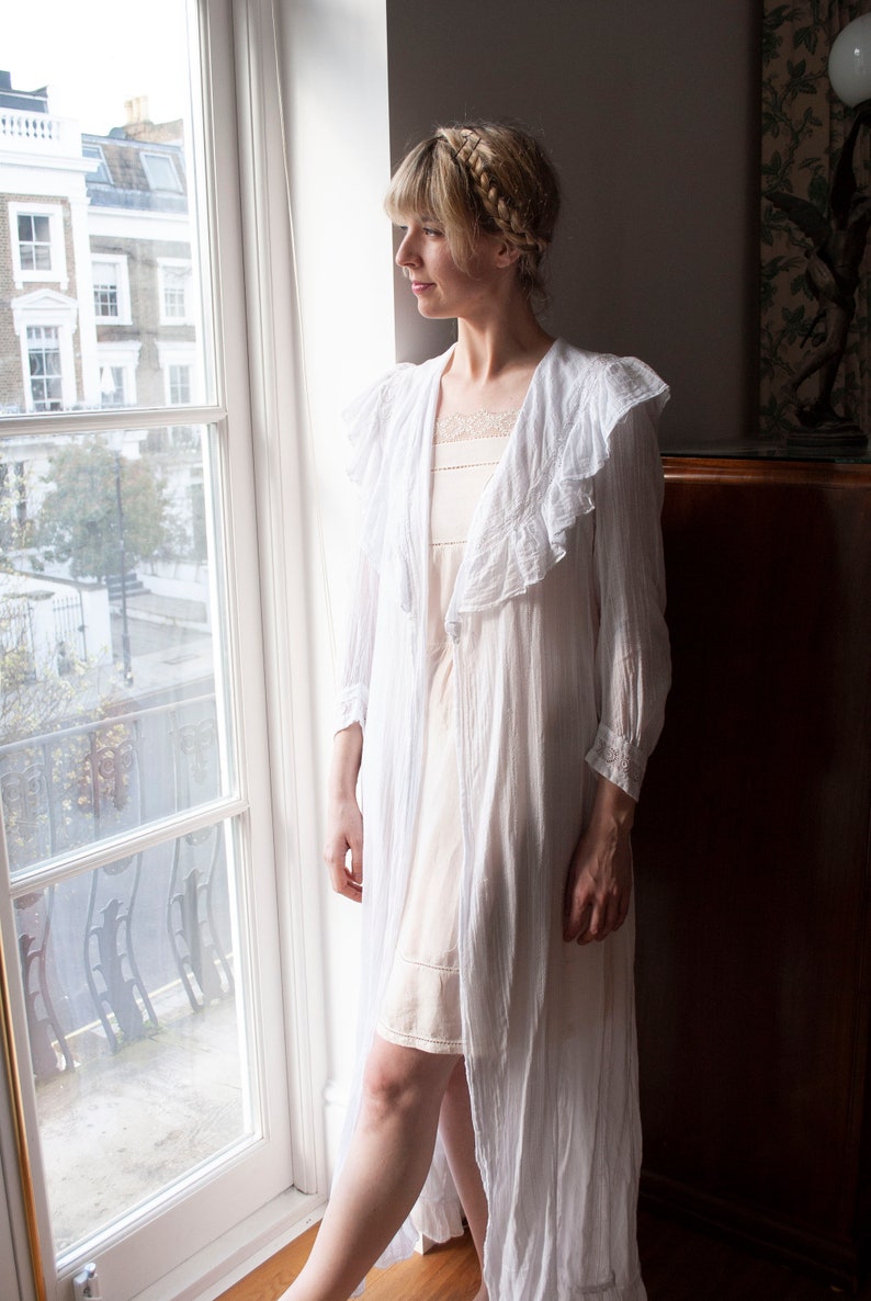 Antique 1900/'s Embroidered Lawn Cotton Frill Collar Robe