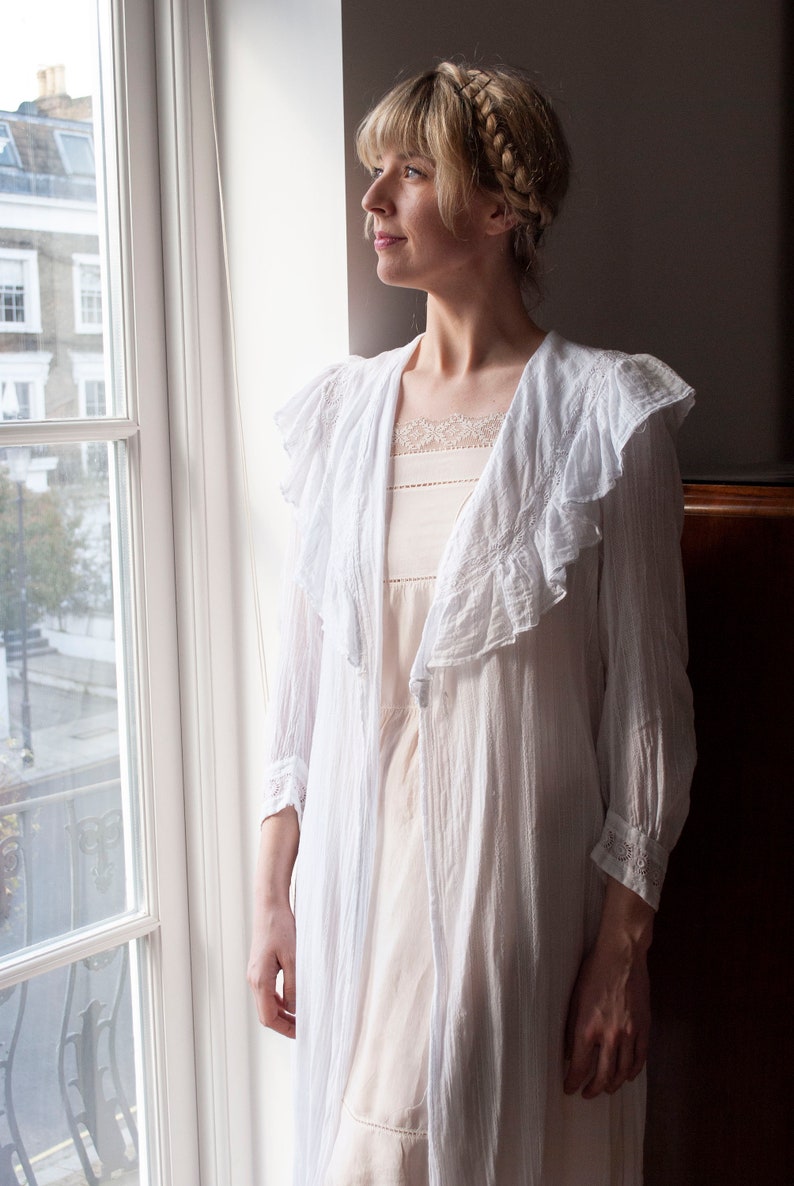 Antique 1900/'s Embroidered Lawn Cotton Frill Collar Robe