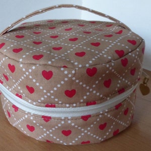 Kosmetiktäschchen rund im Vintage-Style, Herzen, Retro, Geschenk Valentinstag, Unikat hessmade