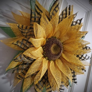 Yellow and Black check Sunflower wreath. Yellow,bumble bee,door hanger, door decor, outdoor, poly burlap, home decor, Summer, Spring or Fall