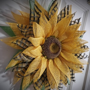 Yellow and Black check Sunflower wreath. Yellow,bumble bee,door hanger, door decor, outdoor, poly burlap, home decor, Summer, Spring or Fall