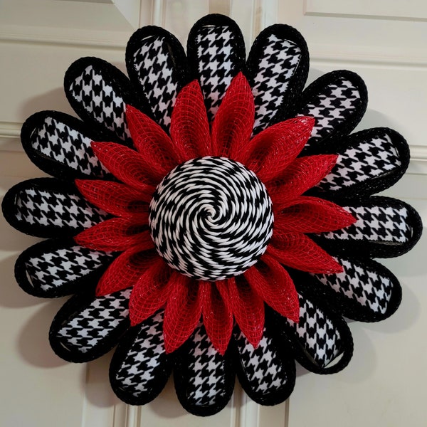 Black and white Houndtooth wreath.