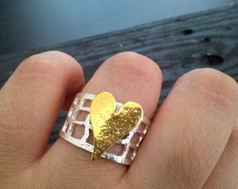 Srebrny pierścionek ze złotym sercem