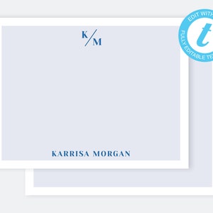 Può includere: Un biglietto da lettera blu chiaro con un bordo bianco. Il biglietto presenta un monogramma con le iniziali "K/M" in blu scuro. Il nome "KARRISA MORGAN" è stampato in blu scuro nella parte inferiore del biglietto.