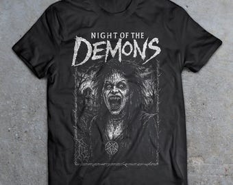 ナイト・オブ・ザ・デーモンズ アンジェラ - ホワイトTシャツ。メンズ