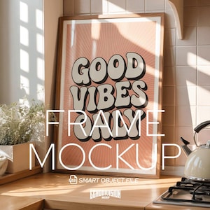 Puede incluir: Una maqueta de póster enmarcado con las palabras "GOOD VIBES ONLY" en una fuente retro sobre un fondo rosa. El marco es marrón y el póster se muestra en una encimera de madera en un entorno de cocina. También se ve el texto "FRAME MOCKUP".