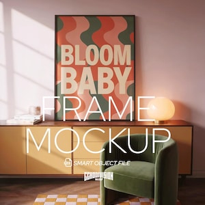 Peut inclure: Une affiche encadrée avec les mots "BLOOM BABY FRAME" en blanc, avec un motif ondulé rouge, vert et beige. L'affiche est au-dessus d'un meuble jaune et d'un fauteuil vert. La pièce a une esthétique rétro.