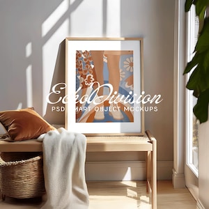 Puede incluir: Una impresión artística enmarcada con una ilustración retro de piernas y pies con zapatos blancos. La obra de arte tiene una combinación de colores azul, naranja y marrón con patrones florales y geométricos. El marco es de madera clara. El texto "Echo Division" es visible.