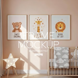 Puede incluir: Tres impresiones artísticas enmarcadas para guardería con un oso de peluche, una jirafa y un león. Las impresiones tienen los textos "Sweet Dreams", "Little Explorer" y "Roar of Joy". También se ve una luz en forma de estrella y una cuna con una manta con estampado de nubes.